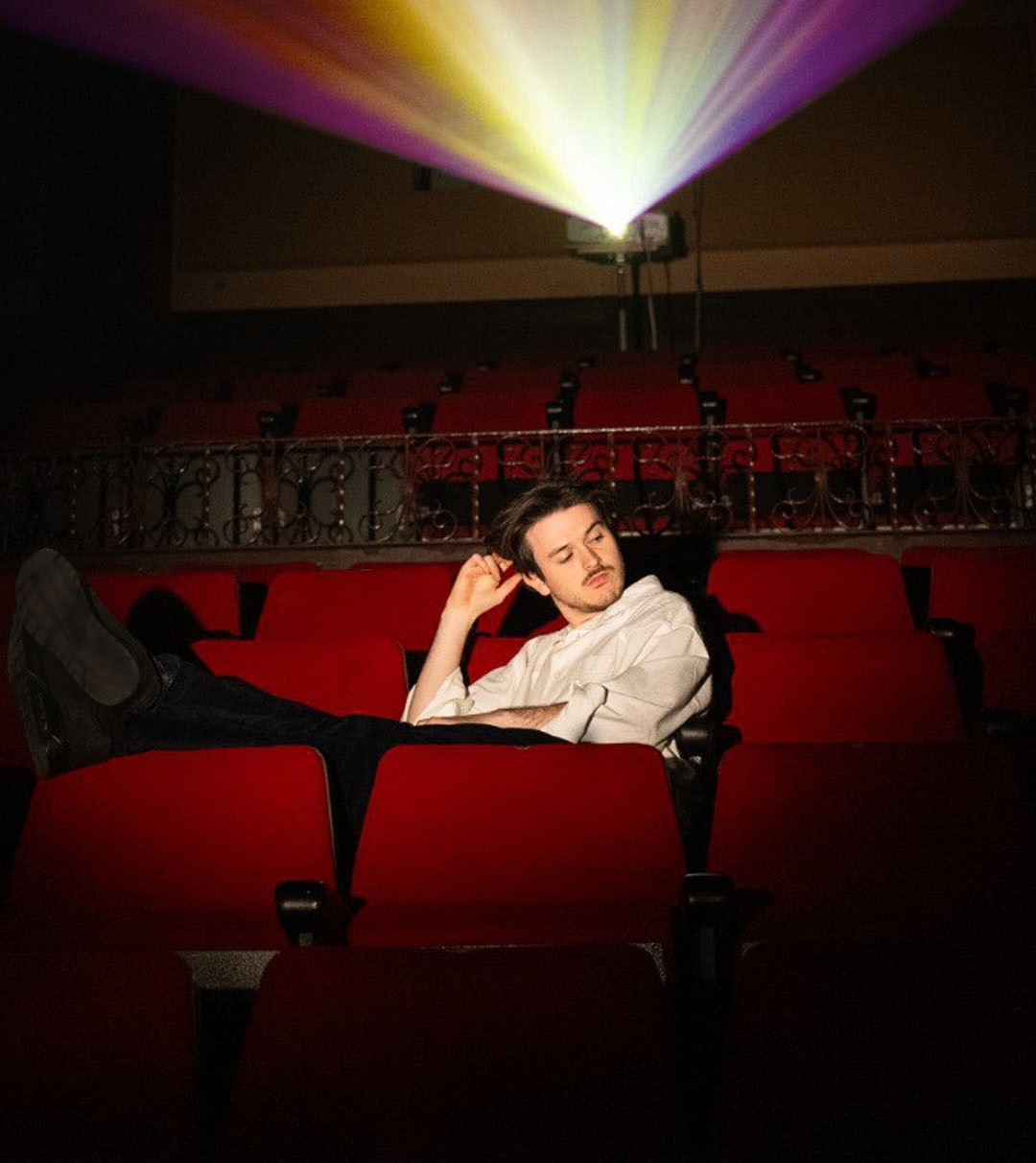 Lluís Arruga entre les butaques vermelles d’un cinema